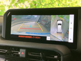 後方映像に加え、車両周囲を俯瞰した表示も確認できるモニターです。駐車時の後方確認をサポートし、画面のガイドを目安に周囲を見ながら操作できます。