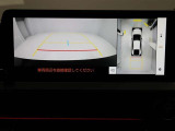 パノラミックビューモニターを装備。駐車場や交差点でクルマを真上から見るように周囲を確認できます。機能の詳細は販売店スタッフまでおたずねください。