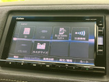 SDやUSB、Bluetooth Audioなどの項目が並び、使いたい機能を画面から選べます。交通情報や設定メニューも確認でき、用途に応じて必要な項目を探しやすい構成です。