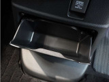 ◆センターロアボックス◆インパネ中央の下部には、ごみ箱としても使用する事ができるセンターロアボックスを装備しております。