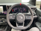 NISMO専用のハンドルレットのセンターマークを備えたアルカンターラ巻きステアリングホイール