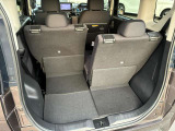 後席は後ろからもスライドしたり倒したりできます。ちょっと荷物が多い時はスッと荷室を拡大出来て便利です。