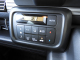 フルオートエアコンディショナーを装備しております。運転席からの距離も近いので温度設定が楽にできます。
