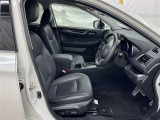 高いホールド性で運転姿勢が安定します。長距離ドライブでも疲れにくいのが魅力です。