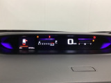 デジタル表示のスピードメーターを大きく配した見やすいメーター部になっています。左側のインフォメーション画面でオドメーターや燃費などの情報を確認できます。