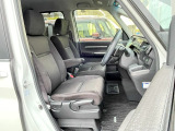 体を包み込む形のシートなので、長時間運転しても疲れません。