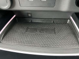 Qi規格対応スマートフォンの充電ができるワイヤレス充電器をセンターコンソールに装備。USBケーブルを接続することなく、手軽にスマホの充電ができます。