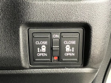 【リア両側パワースライドドア】リモコンなどで自動開閉。Hondaスマートキーを携帯していれば、軽い力で解錠とドアオープンが行えます。半ドア状態まで閉めると、自動的に全閉する機能付き。