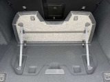 ◆瓶や柔らかいものなどを運ぶ際に重宝するフック&ホルダー付。ラゲッジの荷物を気にすることなく運転に集中できます