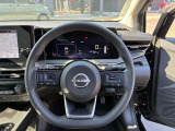 ステアリングハンドルです。オーディオコントロールスイッチが付いて運転中でも手元でオーディオの操作が出来て便利ですよ。