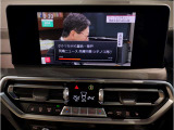 運転中にもオーディオの音量やFMの切り替えなどステアリングでの操作で切り替え可能なため、ステアリングから手を放す必要がない為、運転中でも操作が簡単でございます。