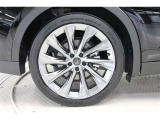 タイヤサイズ(225/45R21)です。