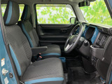 前席は座面に厚みがあり、背もたれとヘッドレストも備わった落ち着ける空間。足元にはゆとりがあり、運転席との距離感も近く、移動中の会話も楽しめます。