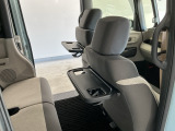 運転席と助手席のシートの裏に収納式のテーブルが装備されています。休憩時のちょっとした小物置きに使えてとっても便利ですね♪