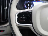 前方車を自動追従するアダプティブクルーズコントロールに加え、ステアリング操舵も行う進化型クルーズ『パイロットアシスト』を搭載。車体を車線内へと適正に維持しつつ先行車を忠実に追従します。