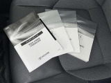 メンテナンスノート、取扱説明書です。 その車の整備記録が事細やかに記録されています。 車が生まれてから今までどのような道を歩んできたのか判るとても重要な物ですよ。