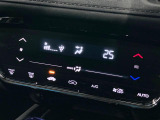 【オートエアコン】一度お好みの温度に設定すれば、車内の温度を検知し風量や温度を自動で調整。暑い&hellip;寒い&hellip;と何度もスイッチ操作をする必要はありません。快適な車内空間には必須の機能ですね♪