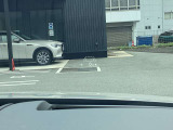 フロントガラスに映るアクティブドライビングディスプレイ 車速やナビのルート誘導など走行時に必要な情報を表示 視線の移動が少なくて確認出来る構造になっています。