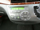 温度の感じ方は、個人差がありますね。運転席、助手席で独立して温度設定のできる左右独立温度コントロールのオートエアコン装備です。
