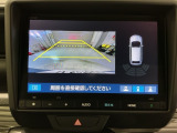 リバースギアに入れるだけで後方の表示へ切り替わります。夜間や雨の日の駐車も楽になりますよ。