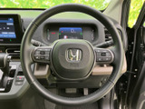ステアリングの左右にスイッチが配置され、運転姿勢を保ったまま各種機能にアクセスしやすい構成です。手元で扱える装備がまとまり、日常の運転中にも使いやすさを感じていただけます。