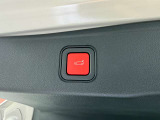パワーバックゲート標準装備。キーレスと車内からスイッチで開閉が可能です。
