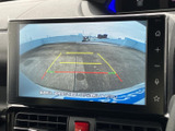 後方の映像にガイド線が表示され、駐車時の車両位置や周囲との距離を確認する際に役立ちます。画面で後方を見ながら操作できるため、バックでの駐車や狭い場所での切り返しをサポートしてくれます。