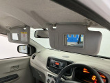 【サンバイザー】車内で身だしなみを整えるためのバニティミラーがセット。お化粧直しや髪型のチェックに活用できます。