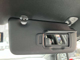 サンバイザーに鏡がついてますので車から降りる前に身だしなみチェック出来ます。