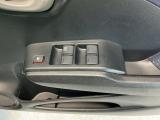 運転席のスイッチで全てのウィンドウの開閉操作を行うことができます。ロックボタンをONにしておくと、運転席以外のウィンドウは作動しないのでお子様を乗せているときなども安心ですね♪