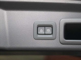 リヤゲートはワンプッシュで開閉可能な電動リアゲート 両手が荷物で使えにくくても楽に開閉出来ます。運転席からの操作やキーレスでも開閉が可能です★☆★☆