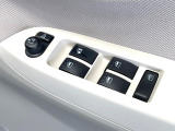 【電動格納ミラー】サイドミラーは電動格納式となっており、狭い駐車場でもキズがつくリスクを抑えられます。