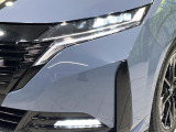 【LEDヘッドライト】悪天候や夜間走行時も良好な視界を確保し安心して運転できる高輝度LEDヘッドライトを装備!点灯速度が早く、消費電力も抑えられています。