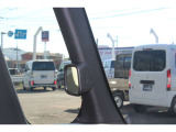 ピタ駐ミラー装備。運転席に座った状態で死角になりやすい左側の様子を確認でき、幅寄せや縦列駐車、車庫入れの際に役立ちます。