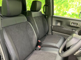 前席は背もたれと座面にゆとりがあり、身体を預けて過ごしやすい形状です。運転席から助手席まで見通しがよく、乗員それぞれが落ち着いて過ごせる空間です。