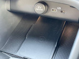 【ワイヤレススマートフォンチャージ】対応機種のスマートフォンを置いておくだけで簡単に充電可能です。センターディスプレイの機能ビューを使用して、充電プレートのオンとオフを切り替えることができます。