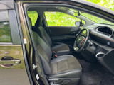 運転席まわりまで見渡しやすく、前席に座った際の視界も広々と感じられます。シートには色や素材の切り替えがあり、落ち着いた空間でゆったり過ごせます。