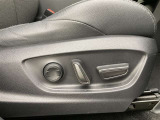 運転する時はドライビングポジションが気になりますよね。パワーシートで座席位置の微調整もしっかりできます。高級感がある装備としても人気があります。