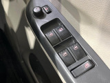 【電動格納ミラー】サイドミラーは電動格納式となっており、狭い駐車場でもキズがつくリスクを抑えられます。