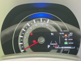速度やシフト位置などの情報がまとまって表示され、運転中に必要な情報を確認しやすいメーターまわりです。表示の位置関係も把握しやすく、日々の運転をサポートする見やすい構成となっています。