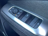 電動ミラーやパワーウィンドウも装備されております。