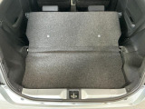 【ラゲージフロア】お客様に気持ち良く乗っていただけるよう、工具を使わず取り外せる部品は全て取り外し清掃しております。シート可動の場合は、シートを動かし裏側まで清掃を行っております。