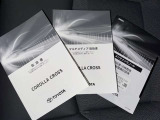 メンテナンスノート、取扱説明書です。 その車の整備記録が事細やかに記録されています。 車が生まれてから今までどのような道を歩んできたのか判るとても重要な物ですよ。