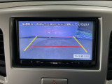 【バックカメラ】運転が苦手な方も車庫入れラクラクです!ギアをリバースに入れれば自動的に切り換わりますので、面倒な操作は不要です♪狭い駐車場もお車を傷つけず安心ですね!