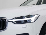 ひときわ印象的なT字型のLEDヘッドライトは、新世代のボルボを象徴するユニークなアイコンとなっています。LEDデイタイム・ランニング・ライトやポジションライト、ウインカーの役割も果たします。