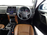 革巻きステアリングで快適な操作性の運転席です。