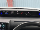 速度やシフト位置などの表示が運転席前方にまとまり、走行前後に必要な情報を確認しやすいレイアウトです。表示がデジタルで見分けやすく、日常の運転で車両の状況を把握する際にも便利なメーターまわりです。