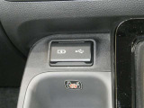 充電用USB端子付き。スマートフォンなどの充電に便利です。