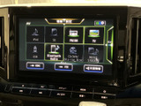 FM・AMやテレビ、USB、Bluetoothなど、利用できる音源が画面に並びます。使いたい項目を見比べて選びやすく、通勤やお出かけの車内時間に活用できます。