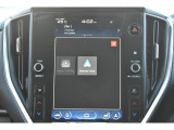Apple CarPlay/Android Autoに対応しスマートフォンにインストールされているアプリを大画面に表示して使用できるほか、音声認識による操作も可能です。